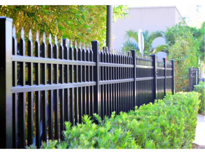 Kombination verschiedener Zaunarten – wie man Accessoires 