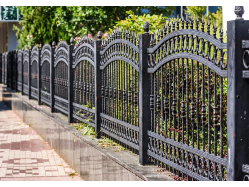 Wie man einen Zaun für den Winter schützt, damit er in ein