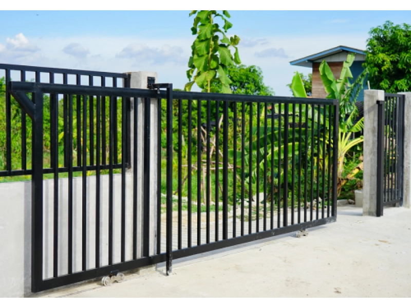 Schrittweise Montage eines Schiebetors – wichtige Zubehör