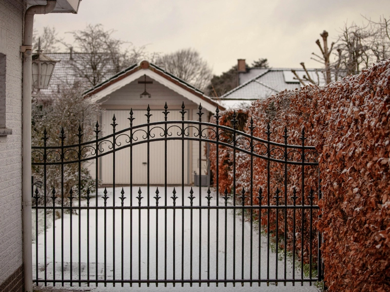 Wie wählt man die richtigen Scharniere und Riegel für Tore
