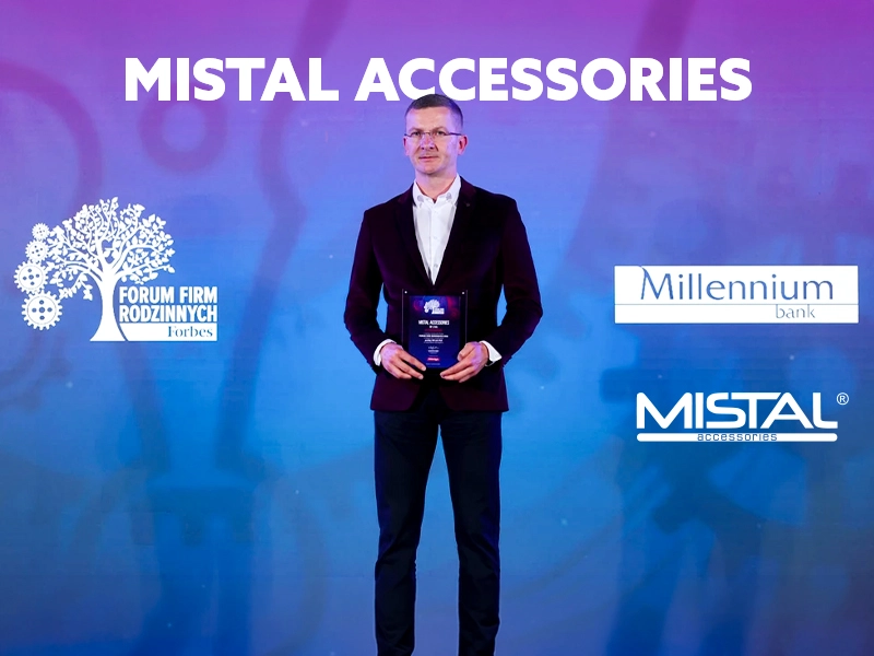 Przedstawiciel Mistal Accessories na scenie podczas gali For