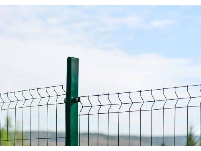 Zaun auf abschüssigem Gelände. Was sollten Sie sich merken