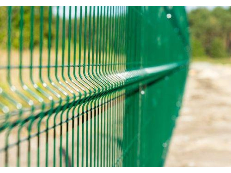 Reinigung der Zaunmaschen. Wie pflegt man einen Zaun, damit 