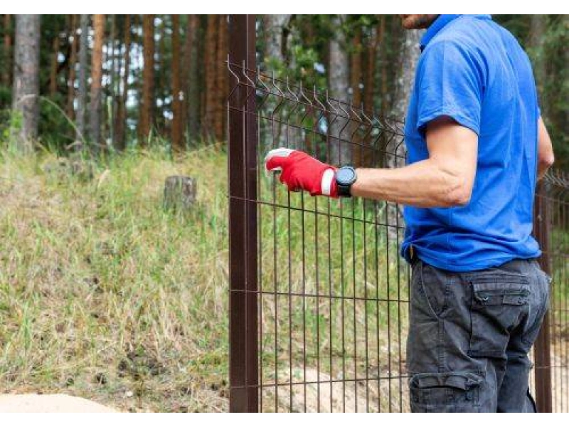 Zaun aus Draht. Wie berechnet man den Abstand zwischen den P