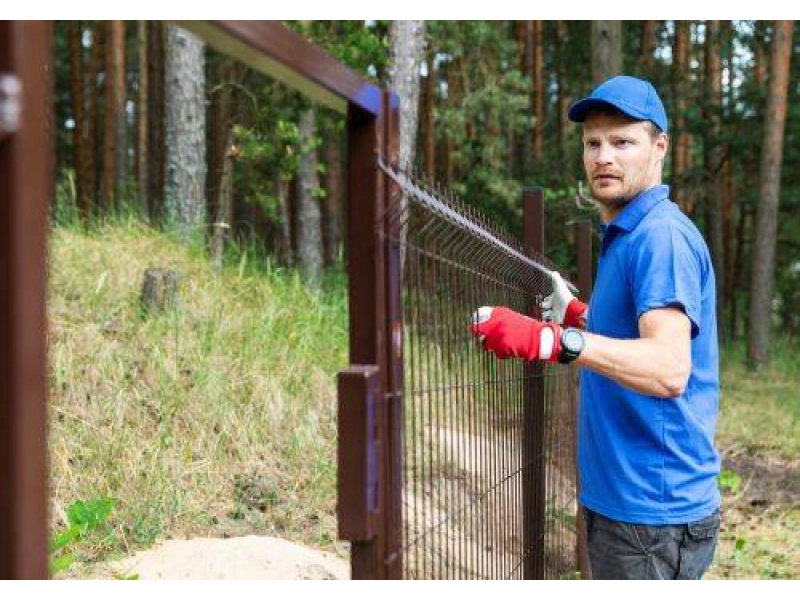 Wie sichert man einen Zaun gegen Verrutschen oder Wackeln?